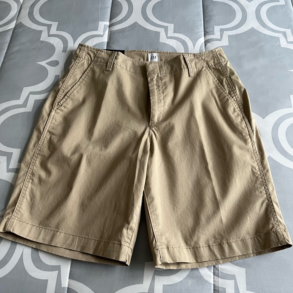 GAP Women’s cotton and elastane shorts. New with tags.